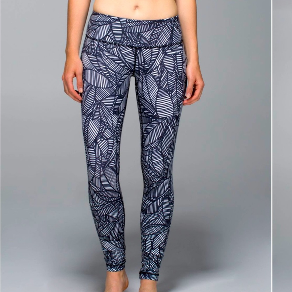 EUC Lululemon Wunder Under Tights Size Small Banana Leaf Print black and white